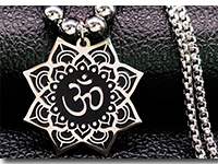 Кулон Ом в лотосі