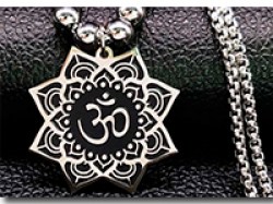 Кулон Ом в лотосі